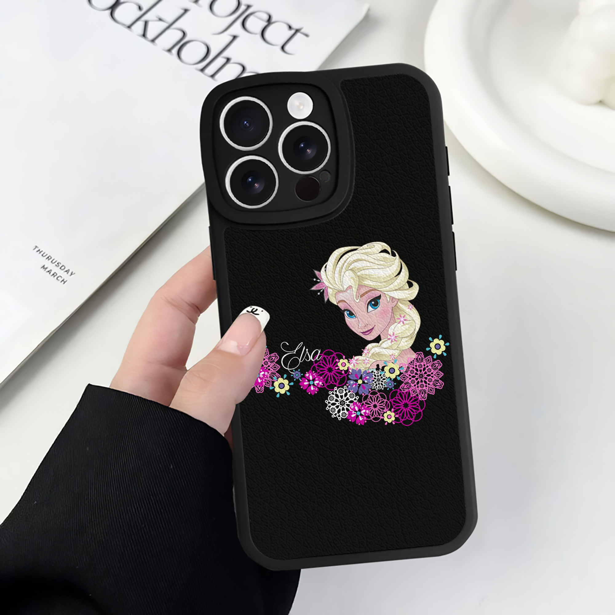 （画像用） アナと雪の女王 アンナ エルサ Frozen Anna Elsa 【iPhone 16シリーズ対応】シリコンスマホケース（レザー調） 材質：シリコン
